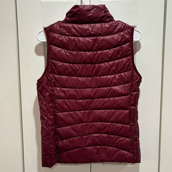 AMAZON Women’s Burgundy Winter Lightweight Zip Up Puffer Vest w/ Pockets -size S - Picture 6 of 6